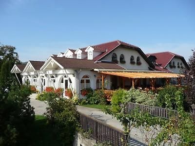 Sziget Hotel&Restaurant Tarjan Bagian luar foto